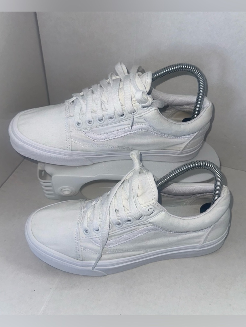 Vans Men's Old Skool Lace Up Low Top Sneakers White Size 6.5 men 8.0 women